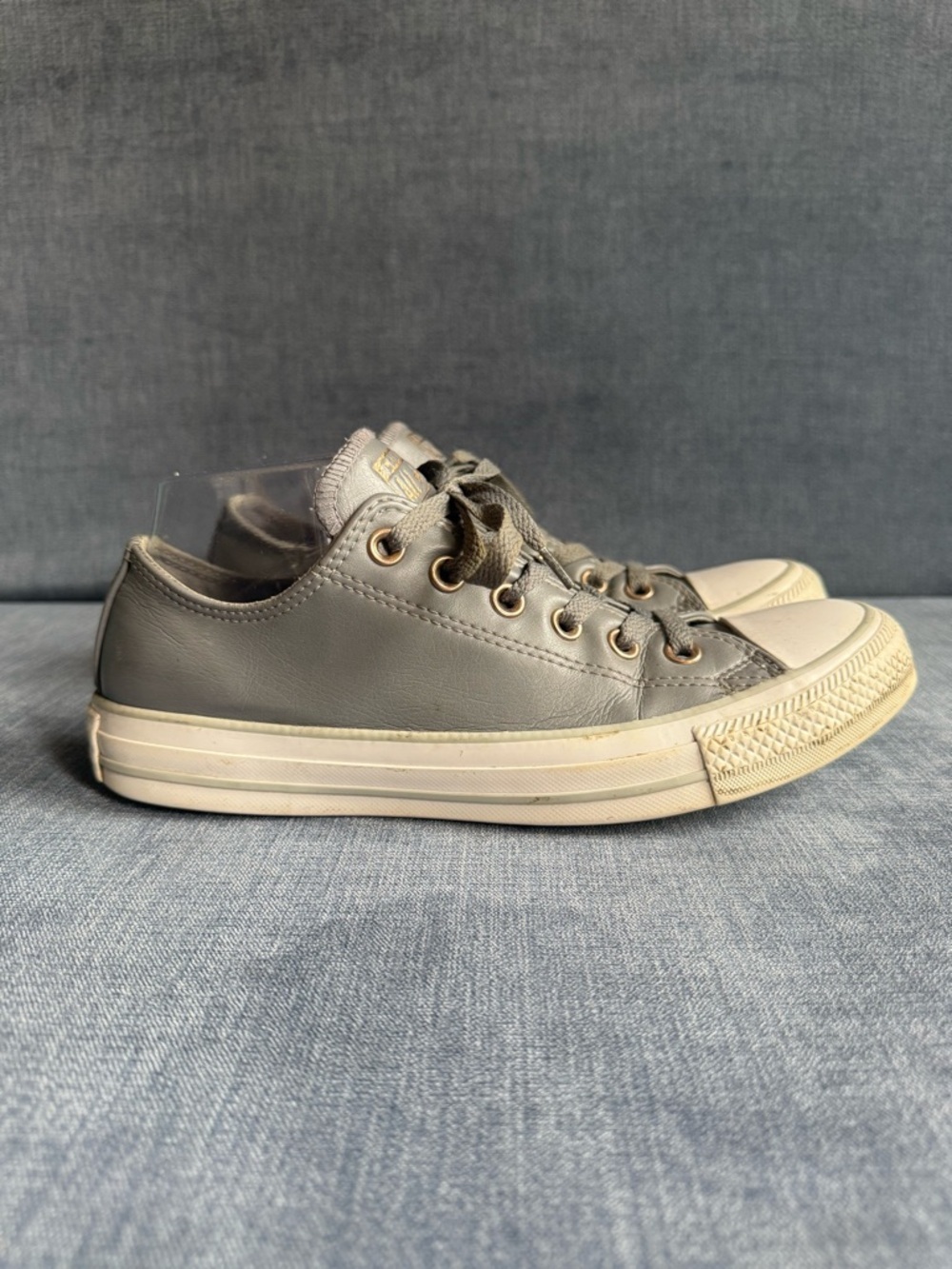 Converse Chuck Taylor Women’s Grey Faux Leather Lace Up Low Top Sneakers SZ 8